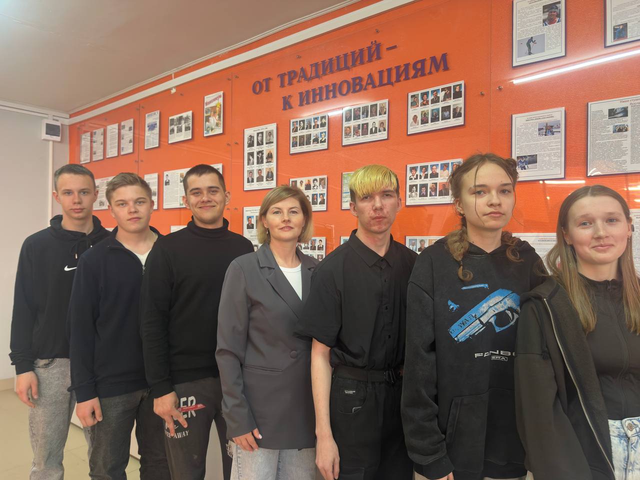 Руководитель музея - Дроботова В.В. и актив музея